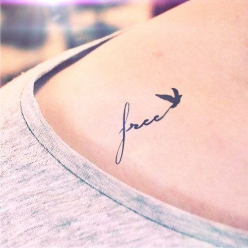 Sự kết hợp hài hòa trong tattoo mini giữa hình xăm chữ và cánh chim đang bay truyền một thông điệp tự do, được bay bổng làm những gì mình thích.
