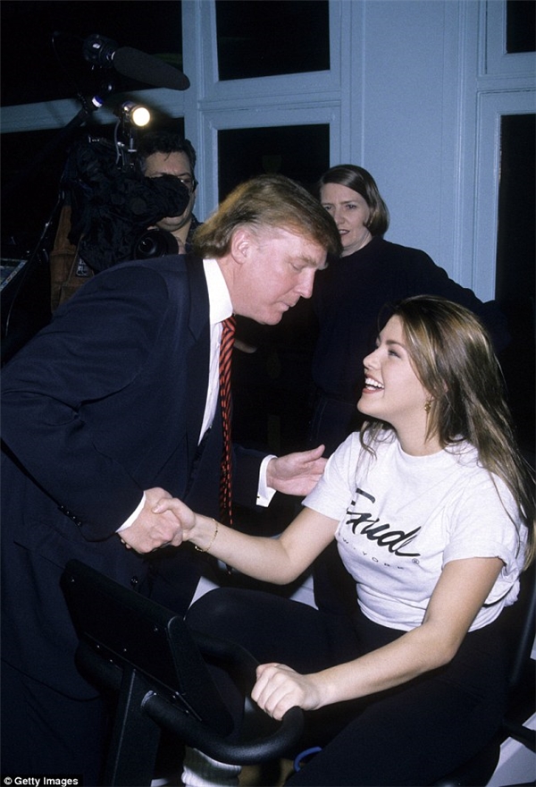 Trước truyền thông, Donald Trump luôn tỏ ra "tay bắt mặt mừng" với Alicia. Ảnh: Getty Images.