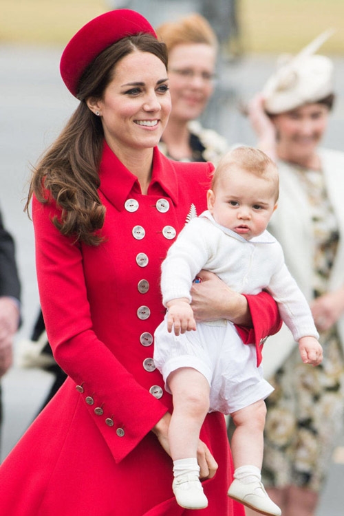 Hoàng tử George diện phong cách white-on-white khi xuất hiện cùng mẹ tại một sự kiện của hoàng gia.