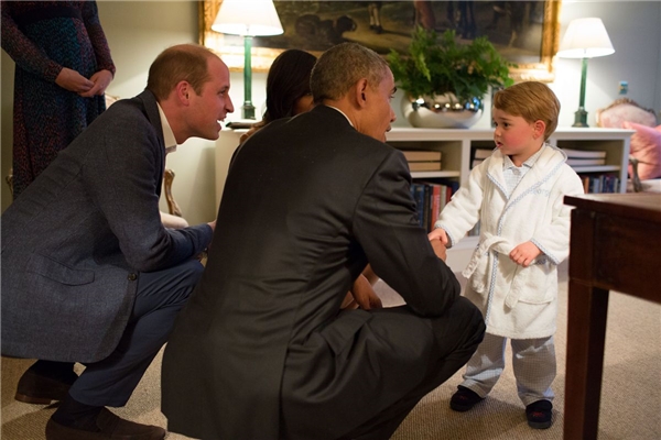 Vị tiểu hoàng tử từng trở thành tâm điểm của cả thế giới khi diện đồ ngủ cực "ngầu" ra tiếp đón, bắt tay tổng thống Obama.