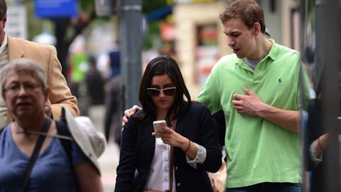 Smartphone đang biến giới trẻ th� nh một thế hệ cúi đầu vô cảm, bất cần