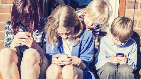 Smartphone đang biến giới trẻ th� nh một thế hệ cúi đầu vô cảm, bất cần