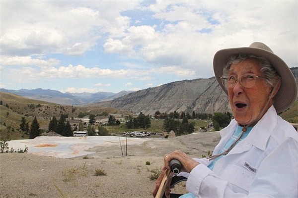 Tấm ảnh kỷ niệm của bà ở Công viên Quốc gia Yellowstone.