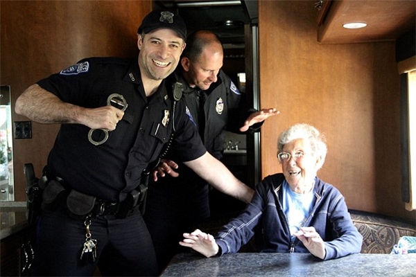 "Khi bạn nhờ cảnh sát hộ tống ra khỏi một khu vực lộn xộn, thì cũng sẽ bị còng tay thế này đây!" - Bà Norma ghi một tiêu đề rất hài hước cho bức ảnh này.