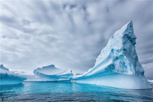 Những ngọn băng nổi đẹp như tạc tượng là kì quan tại Nam Cực.
