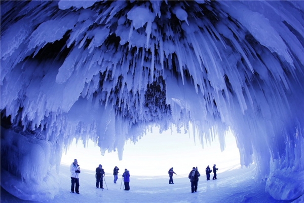 Một hang động phủ băng như trong phim Kỷ băng hà tại Wisconsin, Hoa Kỳ.