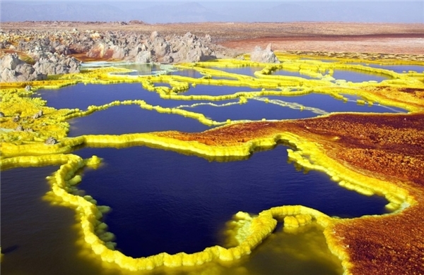 Dallol - núi lửa rực rỡ sắc màu tại Ethopia. Dallol ở vùng trũng sa mạc Danakil, phía Đông Bắc Ethiopia, cách biên giới Eritrea khoảng 15 km, được xem là địa ngục của Trái đất nhưng nơi đây lại là "thiên đàng" của giới săn ảnh.