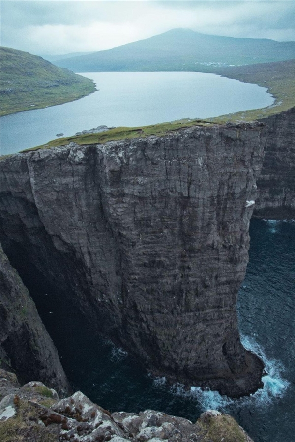 Hồ Leitisvatn hay còn gọi là Sovagsvatn là hồ lớn nhất của quần đảo Faroe. Hồ Leitisvatn khiến nhiều người choáng ngợp khi nằm chênh vênh trên một vách đá dựng đứng, phía dưới là vùng biển Na Uy.