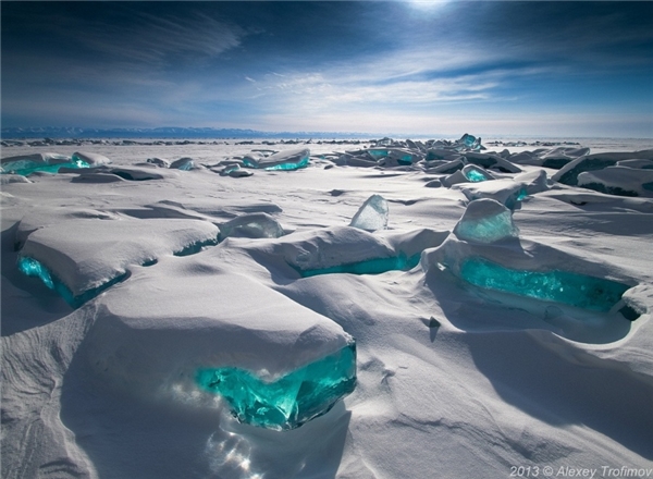 Những viên tảng băng đẹp lung linh như đá lục bảo tại hồ Baikal, Siberia, Nga.