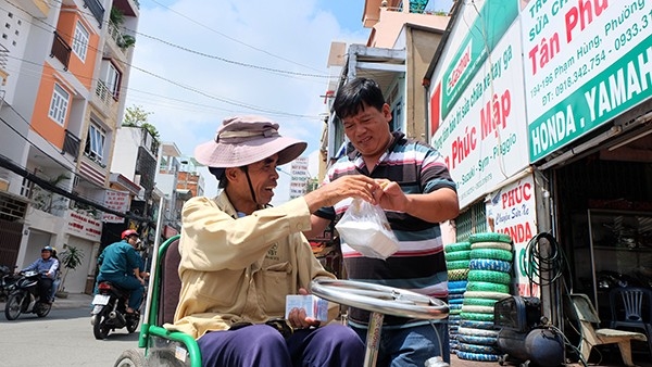Người Việt nói chung và người Sài Gòn nói riêng có châm ngôn sống đơn giản lắm, chỉ gói gọn trong hai chữ "làm phước" - nghe gọn mà nhẹ như lông hồng. (Ảnh minh họa -  Nguồn: Internet)