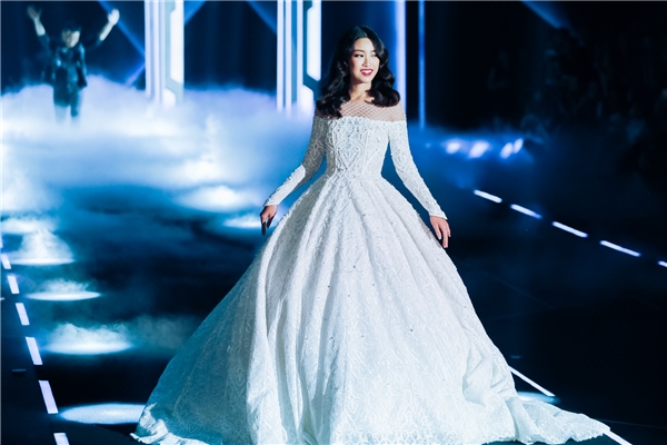 Lần đầu catwalk, Hoa hậu Mỹ Linh “quét sạch” sàn diễn