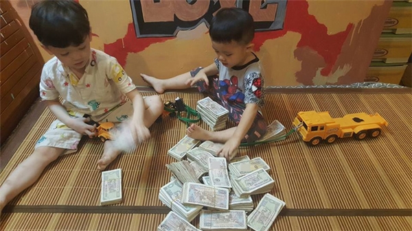 Hình ảnh hai cậu bé ngồi đếm tiền lẻ thu hút sự chú ý của cư dân mạng.