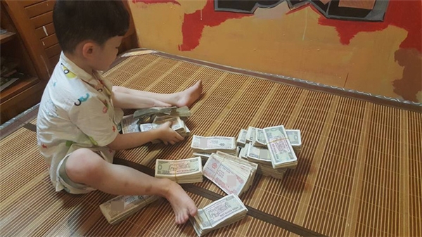 Các em sẽ gửi số tiền này cho MC Phan Anh để giúp đỡ đồng bào miền Trung đang gặp lũ lụt.