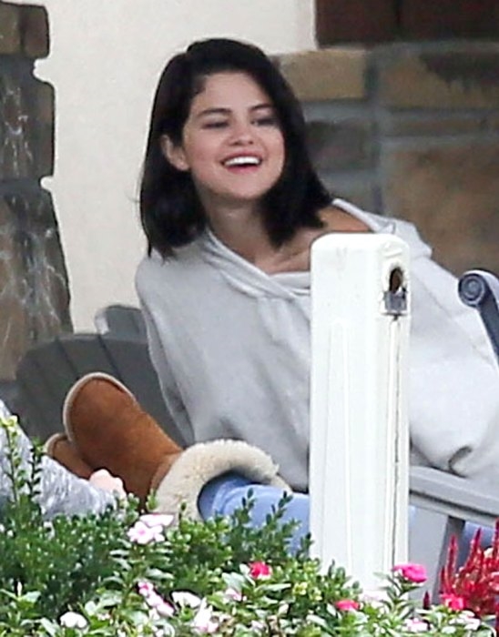 Lộ ảnh Selena Gomez phì phèo hút thuốc tại trung tâm cai nghiện