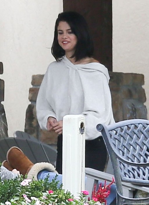 Lộ ảnh Selena Gomez phì phèo hút thuốc tại trung tâm cai nghiện