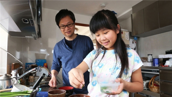Hiện tại, cô bé Hana cũng đã lớn, và nấu ăn vẫn đang là niềm vui của cô bé, đó là điều cô vẫn làm mỗi ngày.