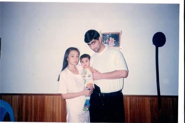 Bức hình Gi A chụp cùng ba mẹ ngày bé. (Ảnh: NVCC)