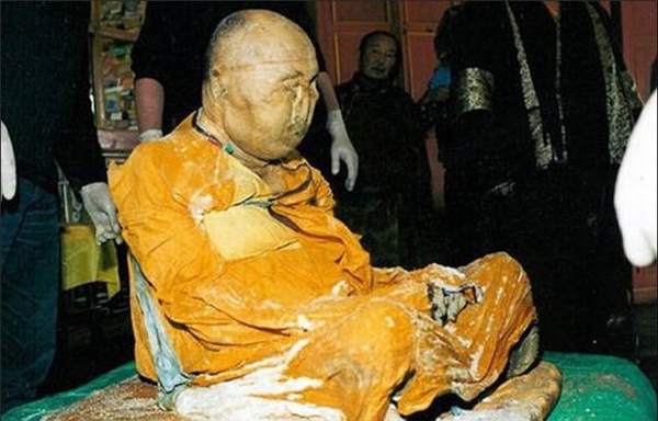 Lạt Ma Damba Ayusheev, người đứng đầu cộng đồng Phật giáo địa phương đã công bố hai hình ảnh chụp từ đoạn video, cho thấy xác ướp đi lại trong tu viện Ivolginsky Datsan, một nơi cách thủ phủ Ulan-Ude khoảng 23 km.