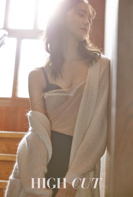 Trong bộ ảnh chụp cho tạp chí High Cut thời gian gần đây, hình ảnh Yoona diện áo ngủ, lộ vòng một căng tràn và cả nội y lấp ló khiến các fan không khỏi "phát cuồng".