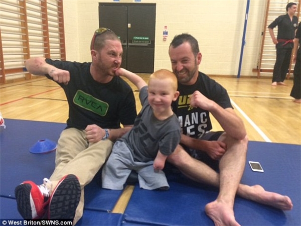 Marshall Janson, 8 tuổi, không chân, tay dị tật, nhưng niềm đam mê với võ thuật là vô bờ bến. (Ảnh: Daily Mail)