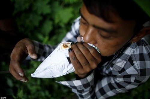 Hít keo độc- cách những đứa trẻ lang thang ở Nepal quên đi cái đói