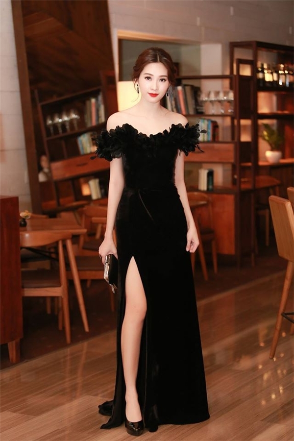 Hoa hậu Đặng Thu Thảo ghi điểm tuyệt đối với bộ váy màu đen trông thanh lịch nhưng vẫn gợi cảm bởi đường xẻ sâu hun hút của nhà thiết kế Lê Thanh Hòa.