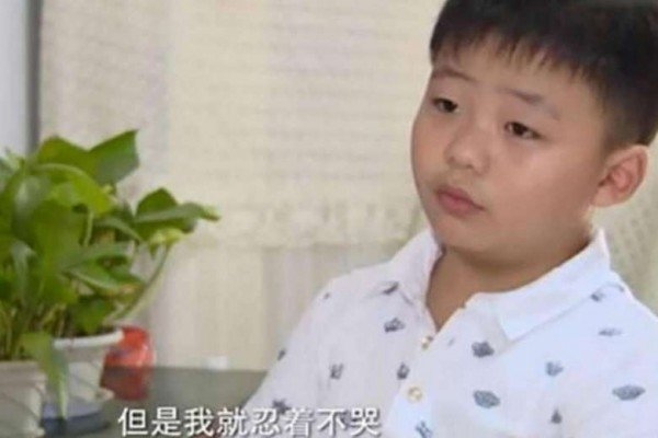Cậu bé Cao Yinpeng, 8 tuổi, buộc phải tăng 11kg trong vòng 2 tháng để đủ điều kiện hiến tủy cứu cha. (Ảnh: China Daily)