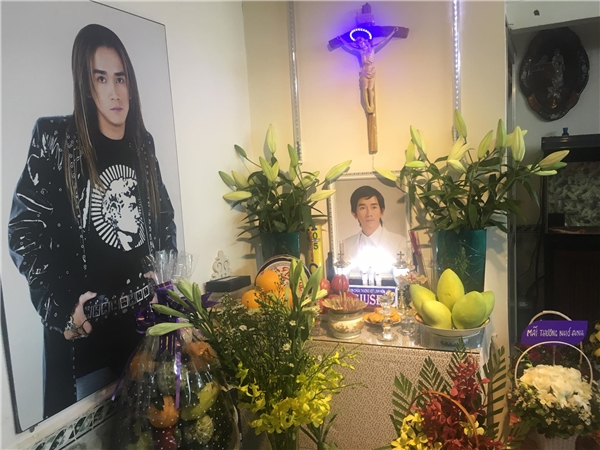 Trong ngày giỗ 49 ngày của Minh Thuận, nhiều khán giả đã mua hoa thể hiện sự nhớ nhung, tiếc thương cho một người nghệ sĩ "tài hoa bạc mệnh" - Tin sao Viet - Tin tuc sao Viet - Scandal sao Viet - Tin tuc cua Sao - Tin cua Sao
