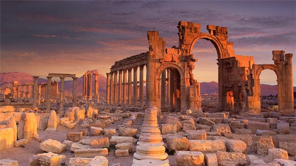 Thành cổ Palmyra, một trong những trung tâm văn hóa nổi tiếng thời cổ đại với nhiều công trình tận 2000 năm tuổi, là nơi có sức hút mãnh liệt với hàng nghìn du khách mỗi năm. Thế nhưng, vì hậu quả từ sự chiếm đóng của phiến quân Nhà nước Hồi giáo năm 2015, phần lớn nơi đây chỉ còn là đống đổ nát.