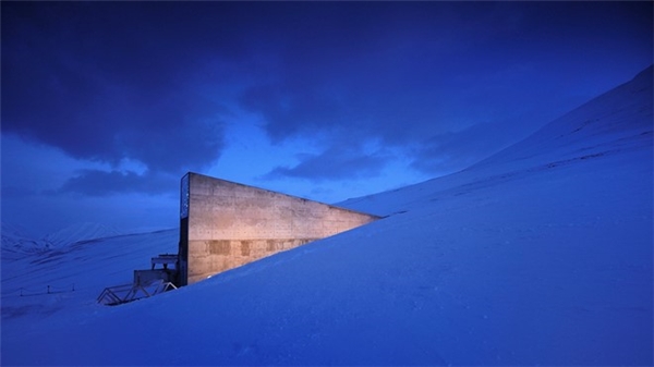 “Doomsday Vault”, khu vực được canh phòng cẩn mật Svalbard Global Seed Vault, Nauy, được chọn là nơi lưu giữ các loại hạt giống dùng trong trường hợp có thảm họa. Tuy khung cảnh tuyệt đẹp nhưng cũng là một trong những nơi nguy hiểm mà du khách nên bỏ qua.