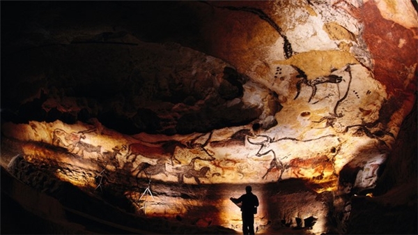Những bức họa Paleolithic 17.000 năm tuổi nằm trong hang động ở vùng Lascaux phía tây nam nước Pháp là những bức họa nổi tiếng khắp thế giới. Tuy nhiên từ những năm 1960, khu vực này đã bị đóng cửa.