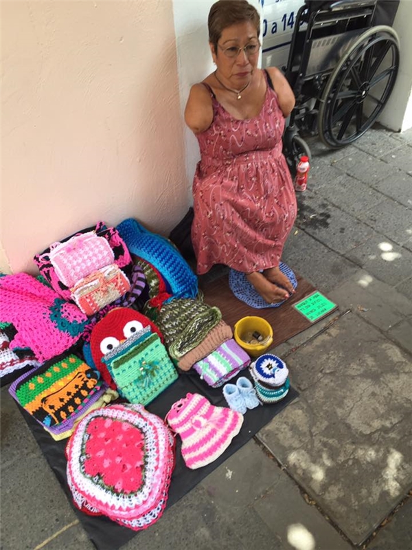 Bà Trini bán những sản phẩm len thủ công tại góc đường Hidago của thành phố Guadalajara, Mexico.
