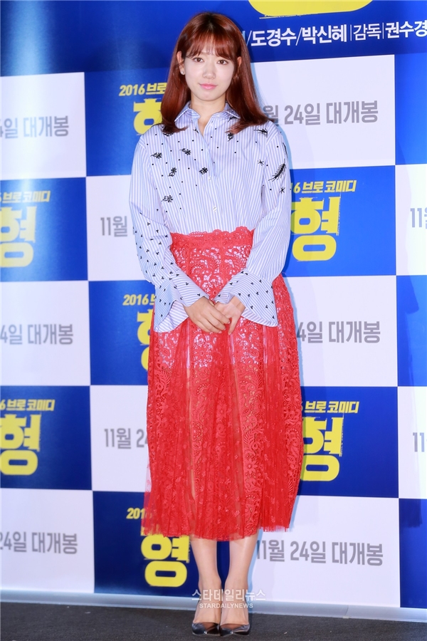 Park Shin Hye gây sốt với trang phục khó hiểu