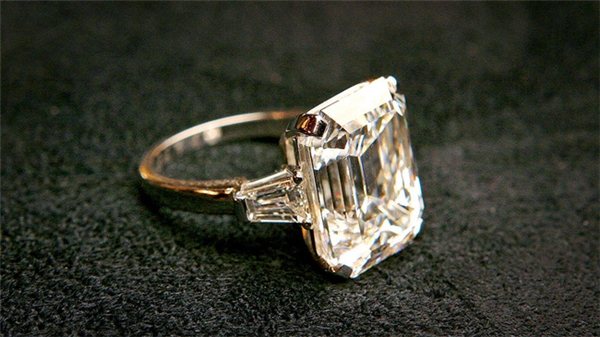 Donald Trump cũng từng tặng cô một chiếc nhẫn kim cương 12 cara của hãng Graff trị giá 1,5 triệu đô (33 tỉ VND) tại lễ đính hôn.