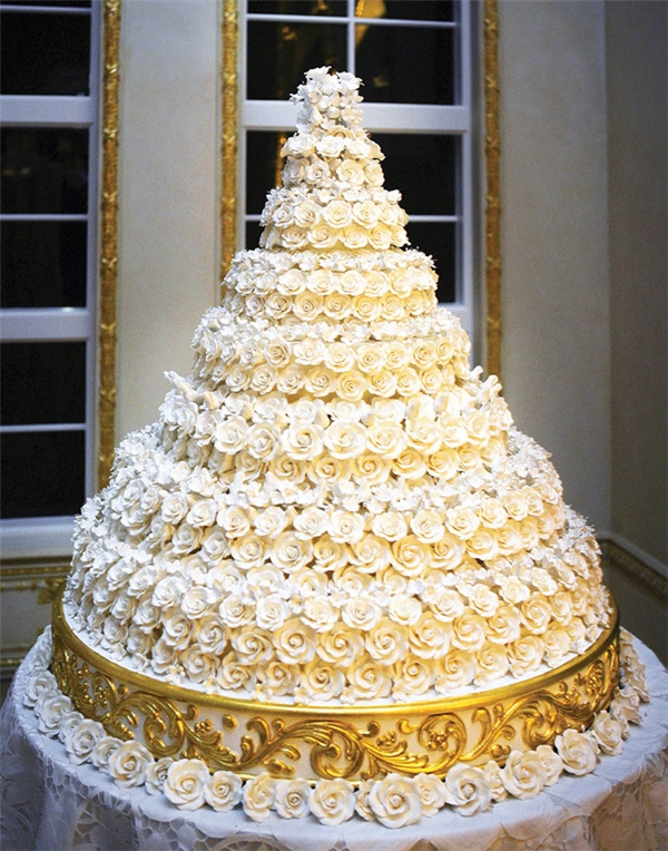 Chiếc bánh cưới 7 tầng có đường kính 1,8m, nặng hơn 90kg và được trang trí bằng 2000 bông hoa bằng kem trắng.