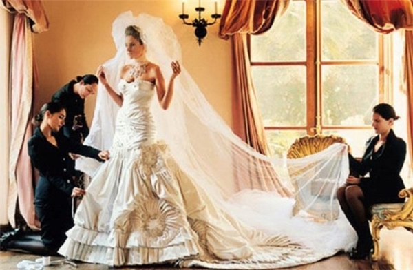 Trong đám cưới cô dâu đã khoác lên người chiếc chiếc váy cưới lộng lẫy của hãng Christian Dior.