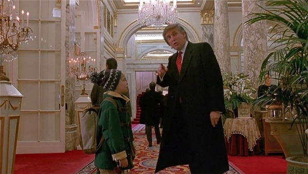 Ông Trump vào vai người chỉ đường cho cậu bé Macaulay Culkin khi bị lạc ở khách sạn Plaza.