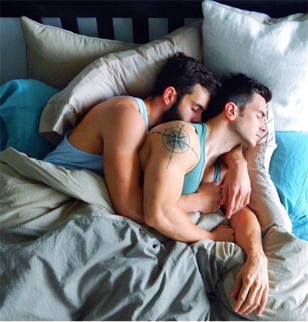 Trải qua cả ngày dài mệt mỏi, về nhà có thể ôm nhau trên chiếc giường êm ái. (Ảnh: Internet)