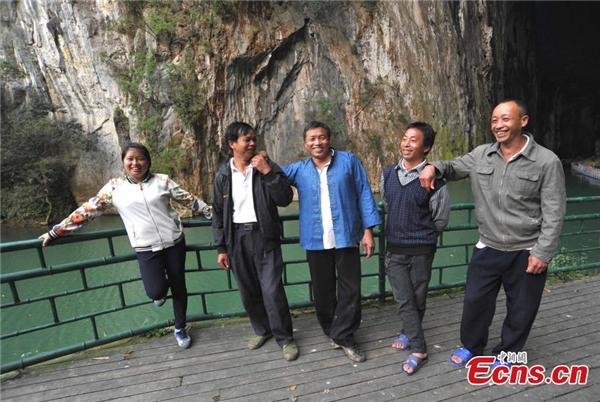Ông cùng những người bạn leo núi trong làng thường trình diễn các màn leo núi bằng tay.