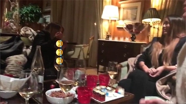 Hai cô gái xinh đẹp đang nhâm nhi rượu trong một căn phòng được cho là phòng khách sạn của Justin.