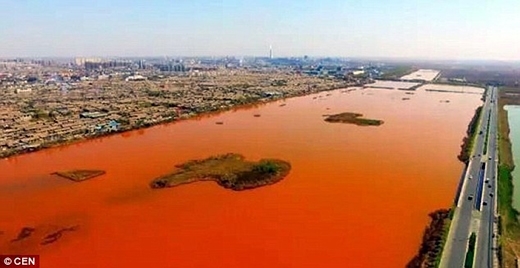 Hồi tháng 4 vừa qua, người dân địa phương tại thị trấn Shengfang, phía bắc Trung Quốc, không khỏi bàng hoàng và ngạc nhiên khi thấy dòng sông Zhongting chảy qua thị trấn đột ngột chuyển sang màu đỏ.