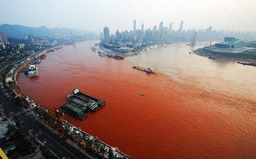 Dòng sông đỏ như máu sau một đêm khiến dân chúng ngỡ ngàng