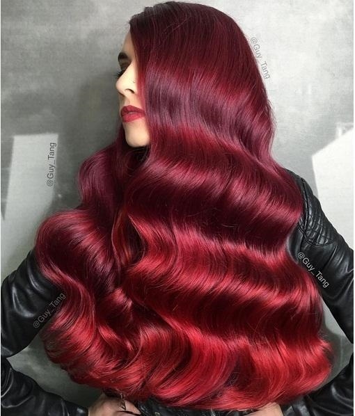 Bạn sẽ nổi bần bật trong màu noel này với mái tóc đỏ rượu quí phái.