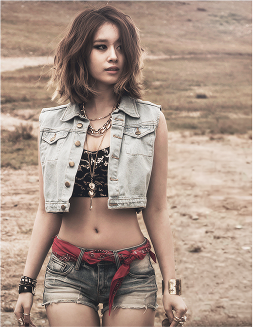 Tạo hình cá tính của Ji Yeon với mái tóc ngắn và trang phục denim bụi bặm nhìn cô "ngầu" hơn rất nhiều.