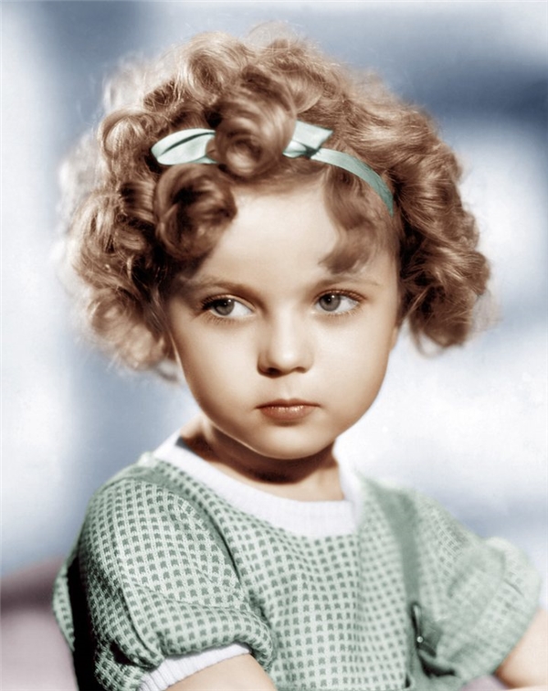 Để có được mái tóc uốn lọn nổi tiếng này, cô bé Shirley Temple đã trải qua biết bao chịu đựng và đau đớn.