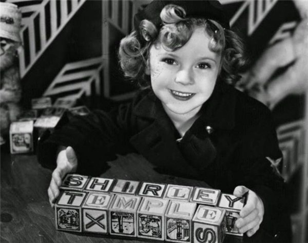 Dù tuổi đời còn rất nhỏ nhưng Shirley Temple phải cật lực đóng phim để kiếm tiền về cho bố mẹ.