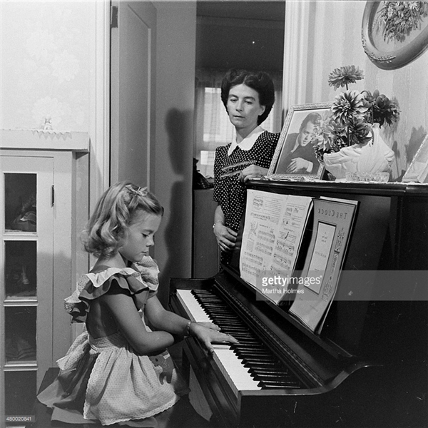 Natalie Wood chơi đàn dưới sự giám sát của mẹ.