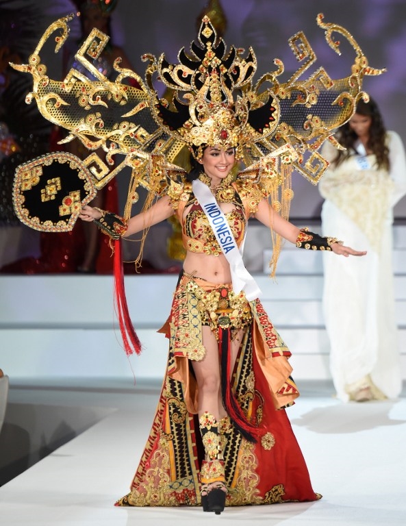 Đặc biệt, thiết kế bị nhận xét có phần giống với trang phục truyền thống của Indonesia, Thái Lan, Myanmar trong những năm gần đây tại các cuộc thi hoa hậu lớn, mang nặng tính trình diễn như: Hoa hậu Hoàn vũ, Hoa hậu Hòa bình Quốc tế,…