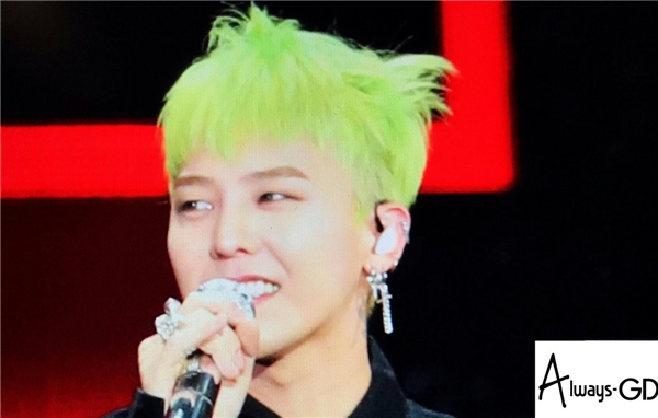Phát sốt với quả đầu cực chất cùng biểu cảm đáng yêu của G-Dragon
