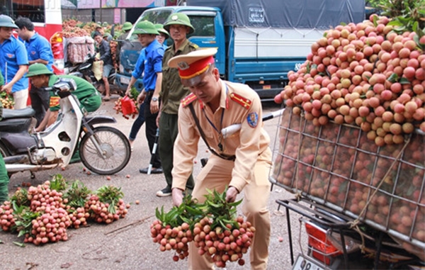 Cảm kích hành động của chiến sĩ CSGT giữa đường phố Hà Nội